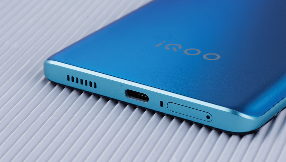 iQOO Neo7 SE stereo speakers