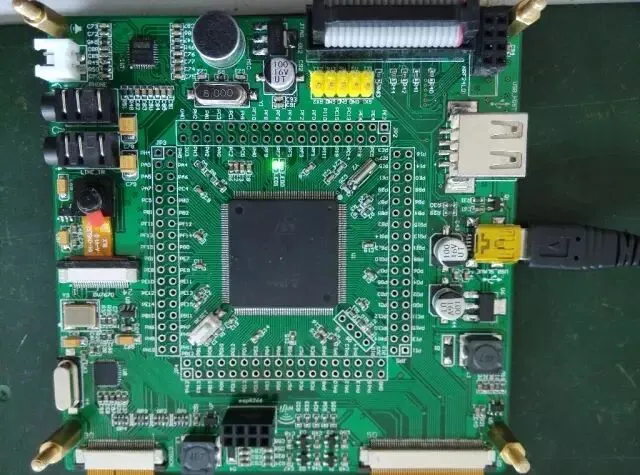 Decoupling capacitor layout