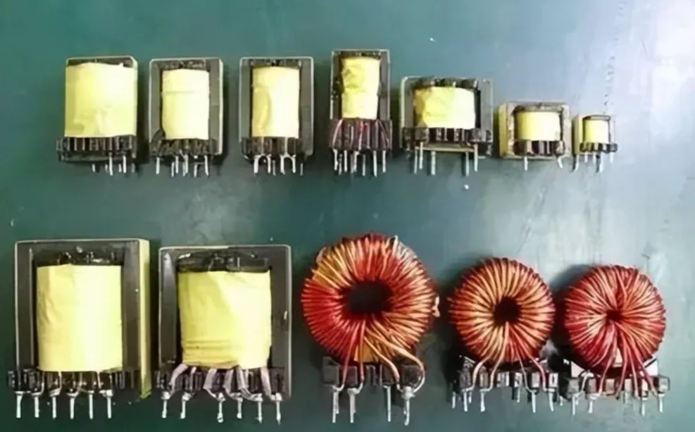 Main power transformer and auxiliary transformers in an SMPS