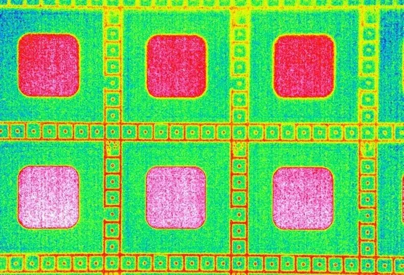 Thermal camera with 25 μm macro lens imaging micro-scale features