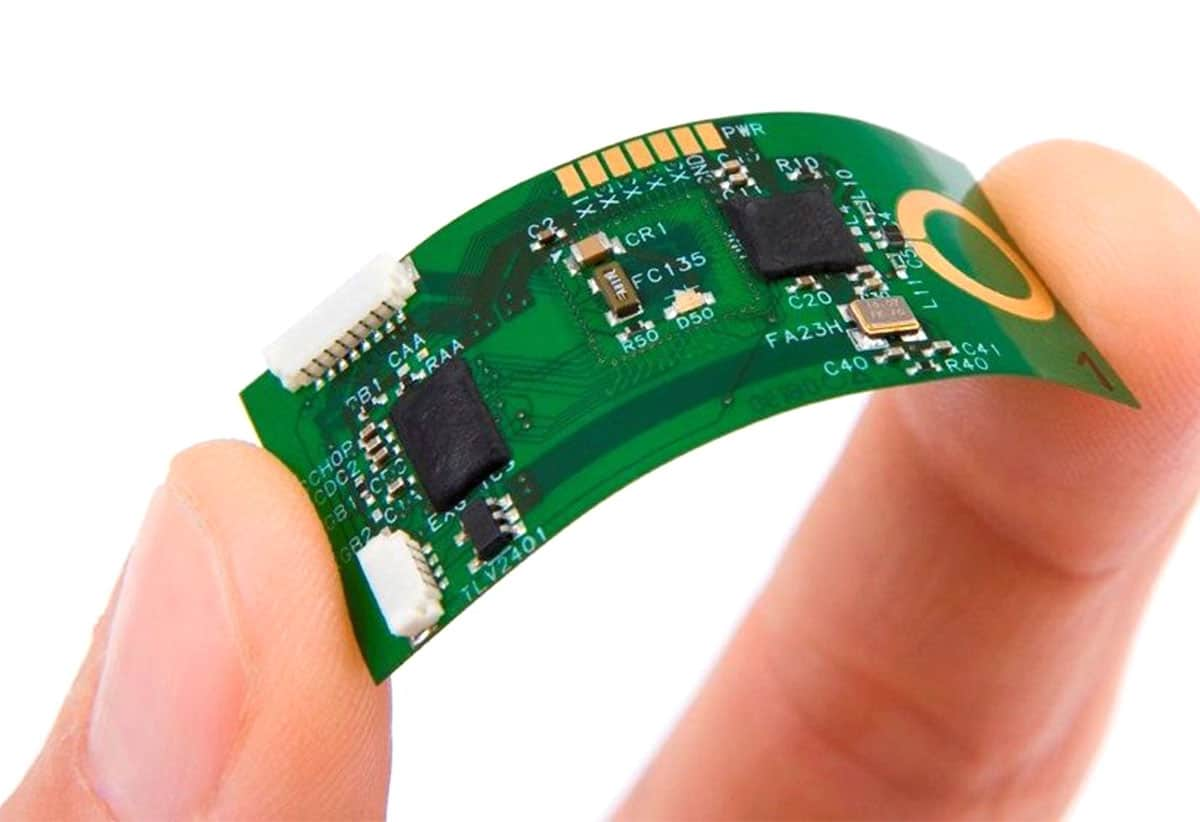 Miniaturized 4-layer FR-4 board with integrated sensors and Bluetooth module for wearable device