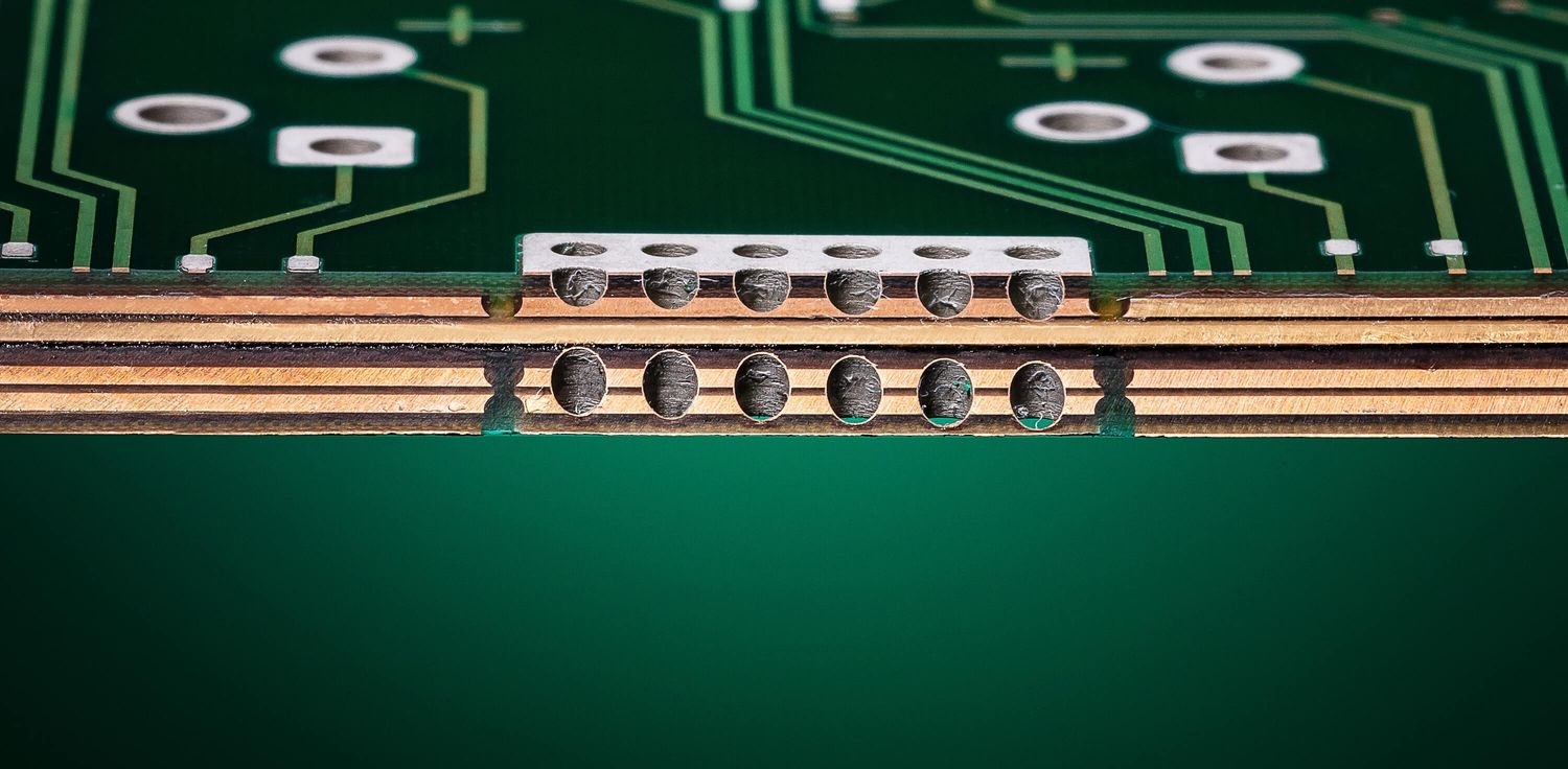 Cross-sectional diagram of heavy copper PCB showing 4 oz power layers and thermal vias in an aircraft cockpit display module