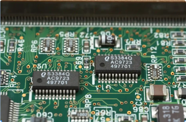 Tight arrangement of components on a PCB