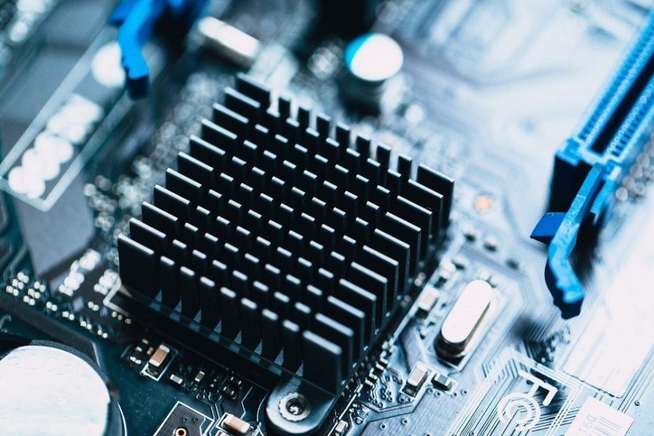 Heat sink mounted on an LED PCB for thermal management