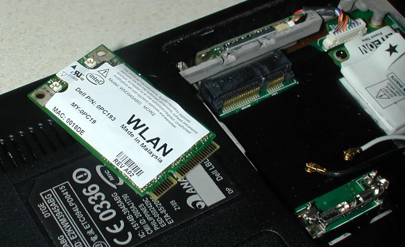 Card-edge connector contact structure at the board edge