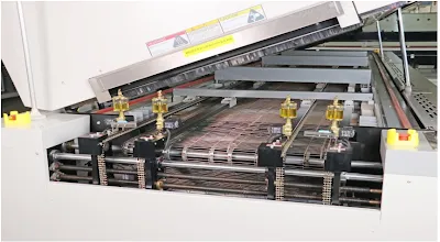 Conveyor system in a reflow soldering oven