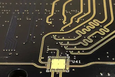 High-Frequency PCB Trace on Advanced Laminate