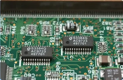 Tight arrangement of components on a PCB
