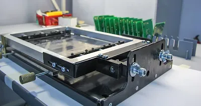 Applying solder mask to a 4-layer PCB during manufacturing