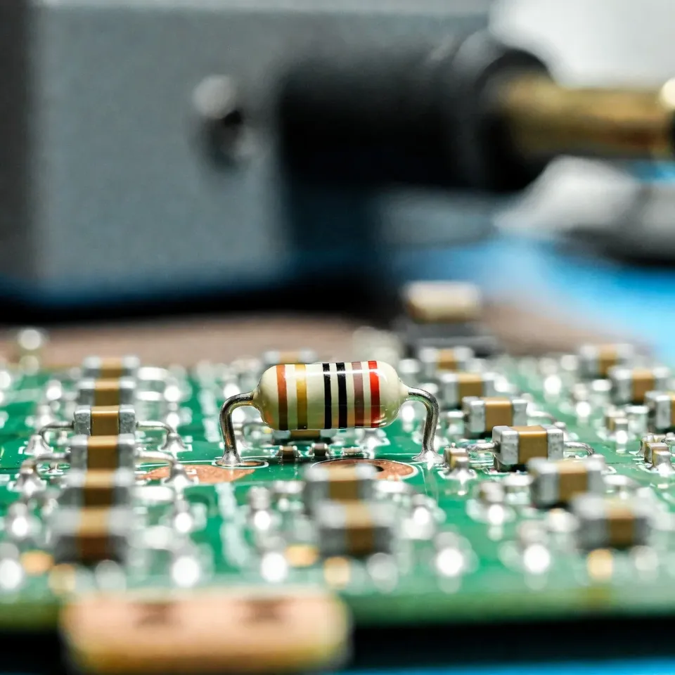 upside-down SMD resistor on FR4 PCB before hot air rework